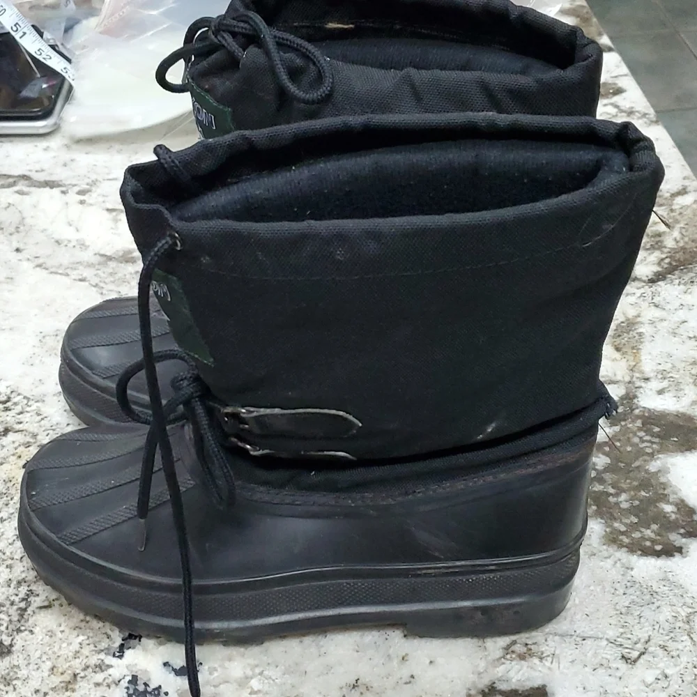 Yukon Avalance Boots Size 6 all weather black size 6 has flaw rain snow